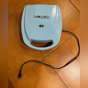 Babycakes cupcake maker. Light blue. Makes 8 in total. Mini cupcakes